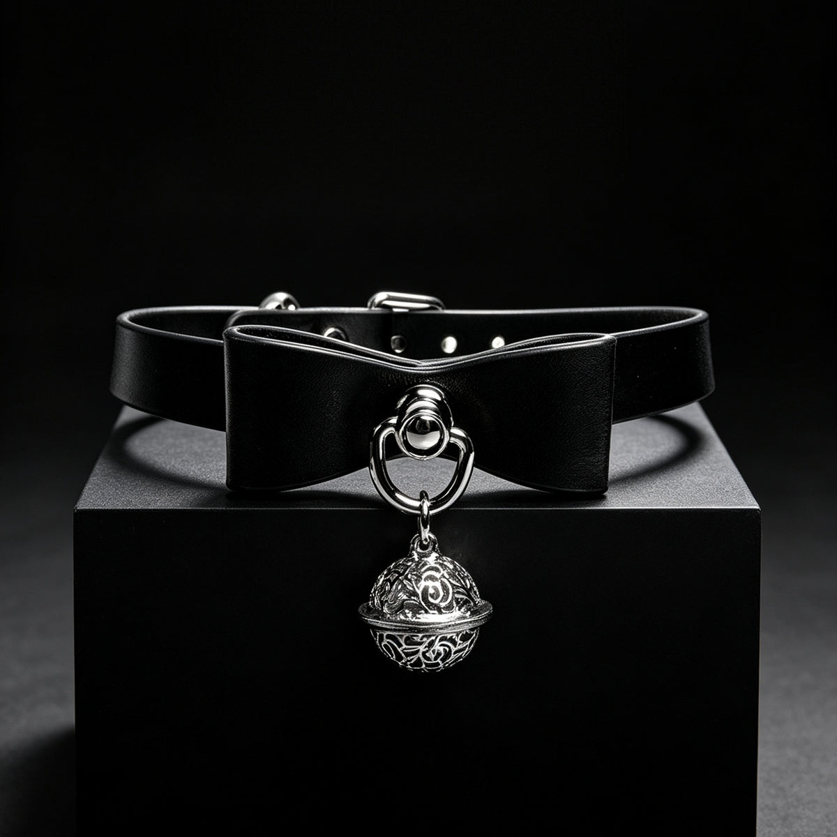 Bow Bell Leather Choker Necklace with Leash Chain – detail view | Blackyyds