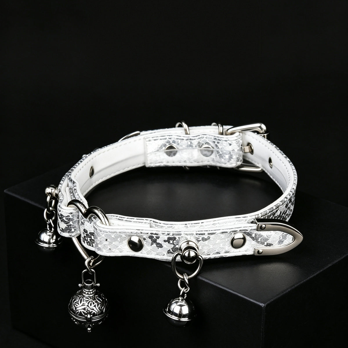 Snake-Texture Choker with Detachable Bell – detail view | Blackyyds
