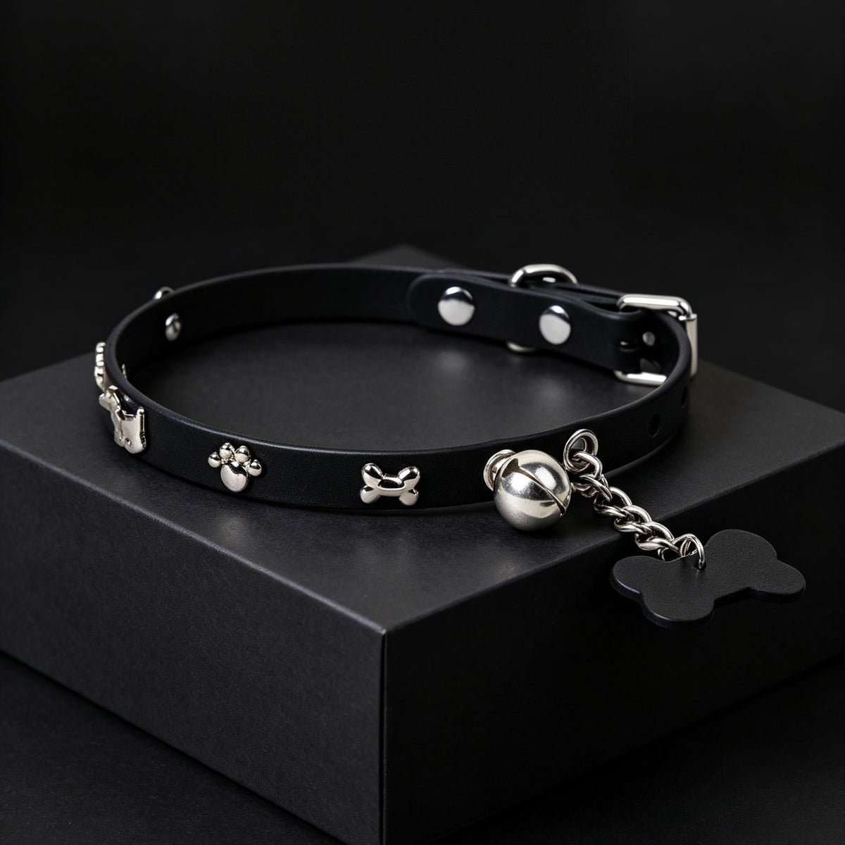 Cowhide Leather Bell Choker with Bone Tag & Leash – close-up | Blackyyds