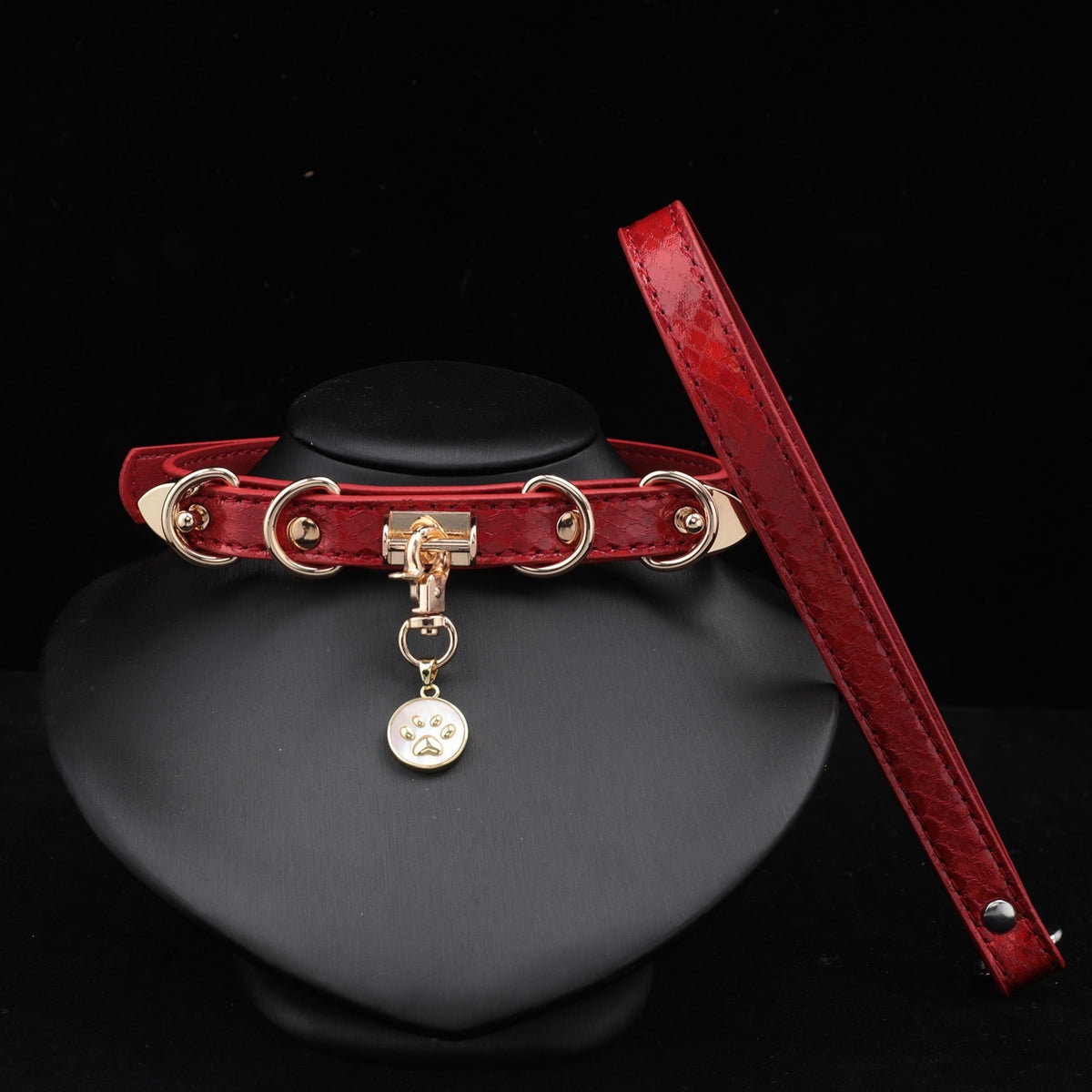 Red Holographic Snake-Texture Choker – close-up | Blackyyds
