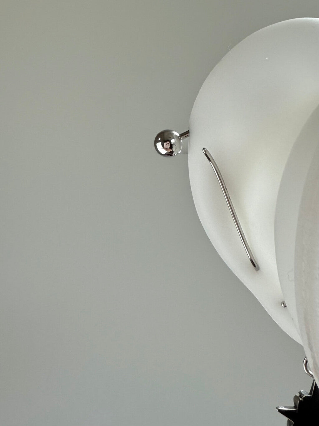 Paipai Station - Orecchini unisex a forma di teschio, pugnale, in acciaio al titanio, anallergici, con ponte a forma di cuore e croce, 1,2*38 mm