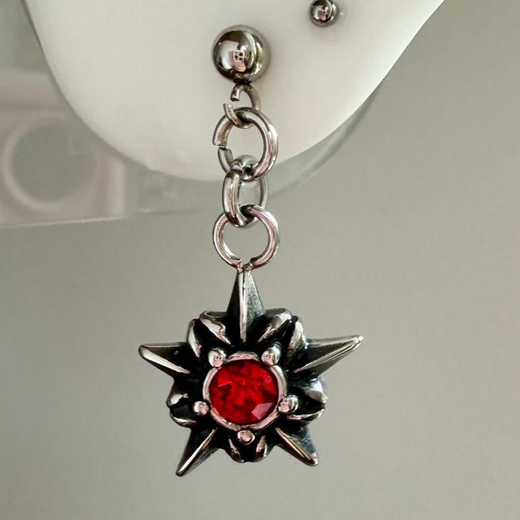 Paipai Station - Orecchini unisex a forma di teschio, pugnale, in acciaio al titanio, anallergici, con ponte a forma di cuore e croce, 1,2*38 mm