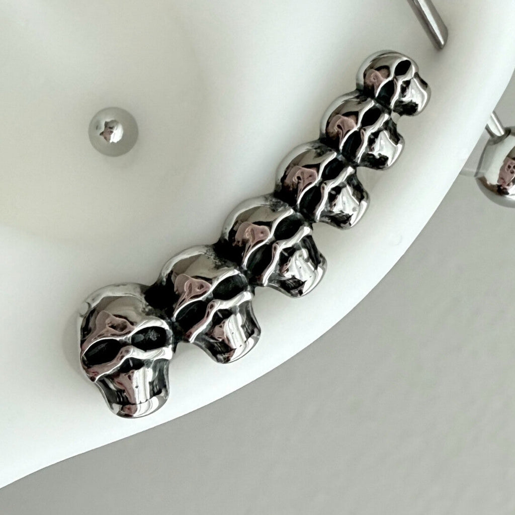 Paipai Station - Orecchini unisex a forma di teschio, pugnale, in acciaio al titanio, anallergici, con ponte a forma di cuore e croce, 1,2*38 mm