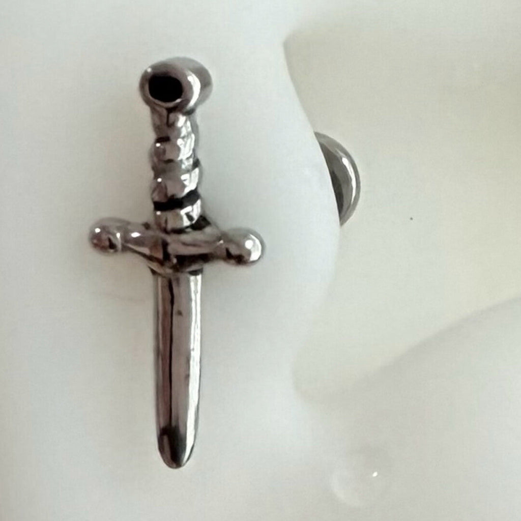 Paipai Station - Orecchini unisex a forma di teschio, pugnale, in acciaio al titanio, anallergici, con ponte a forma di cuore e croce, 1,2*38 mm