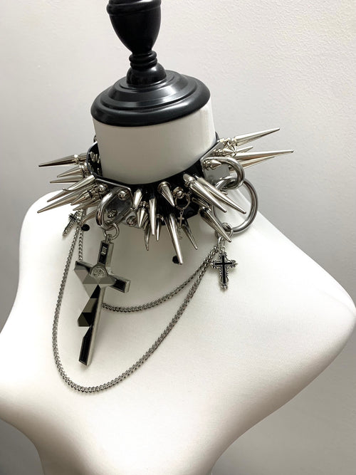 Collana girocollo con croce in metallo pesante borchiata in pelle verniciata punk gotica originale fatta a mano "Defiance"