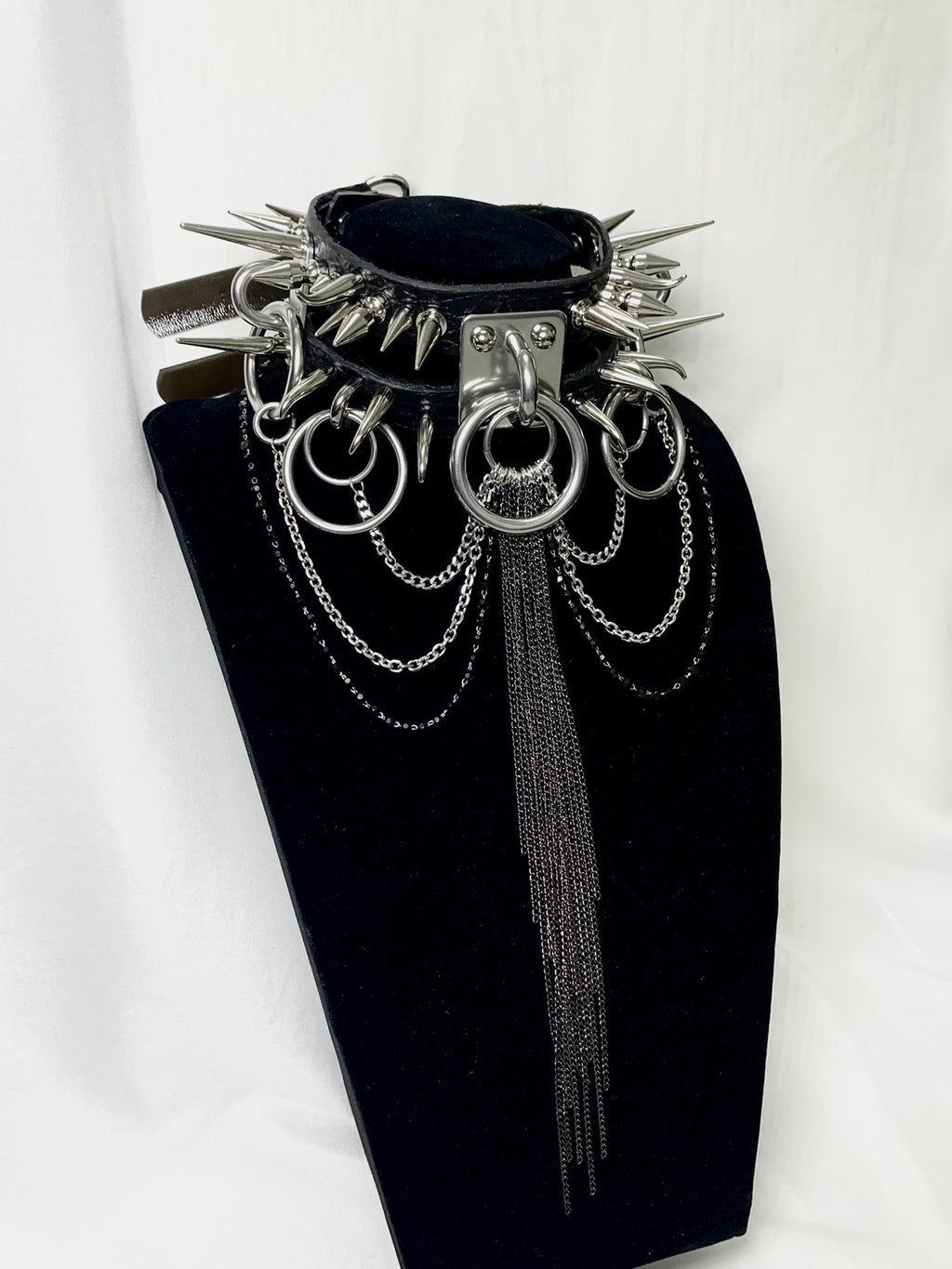 Choker punk gotico con borchie fatto a mano | Collana statement in stile festival rock in metallo nero