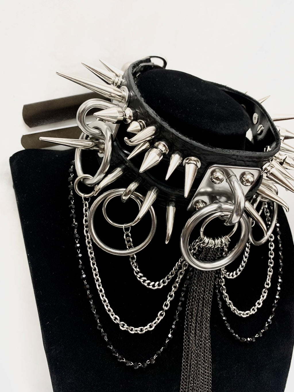 Choker punk gotico con borchie fatto a mano | Collana statement in stile festival rock in metallo nero