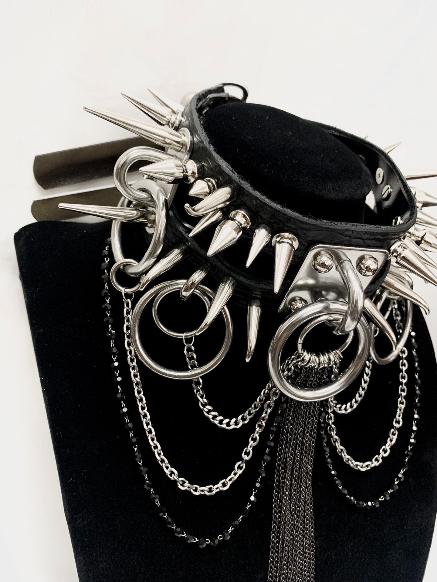 Choker punk gotico con borchie fatto a mano | Collana statement in stile festival rock in metallo nero