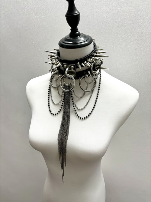 Choker punk gotico con borchie fatto a mano | Collana statement in stile festival rock in metallo nero