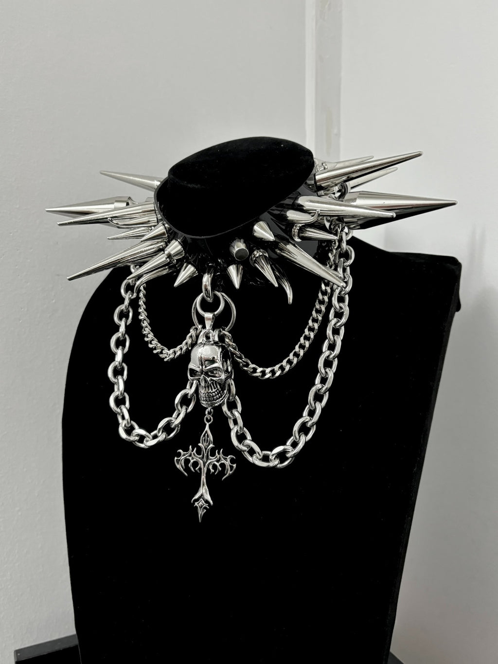 Collana girocollo oversize con borchie "Invader" originale fatta a mano in stile gotico punk black metal rock visual kei | Regalo di moda per festival alternativi