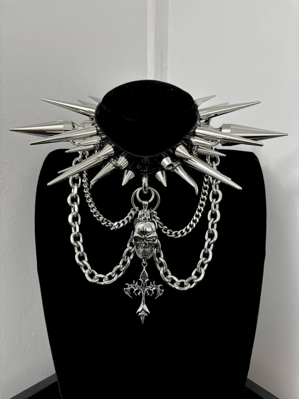 Collana girocollo oversize con borchie "Invader" originale fatta a mano in stile gotico punk black metal rock visual kei | Regalo di moda per festival alternativi