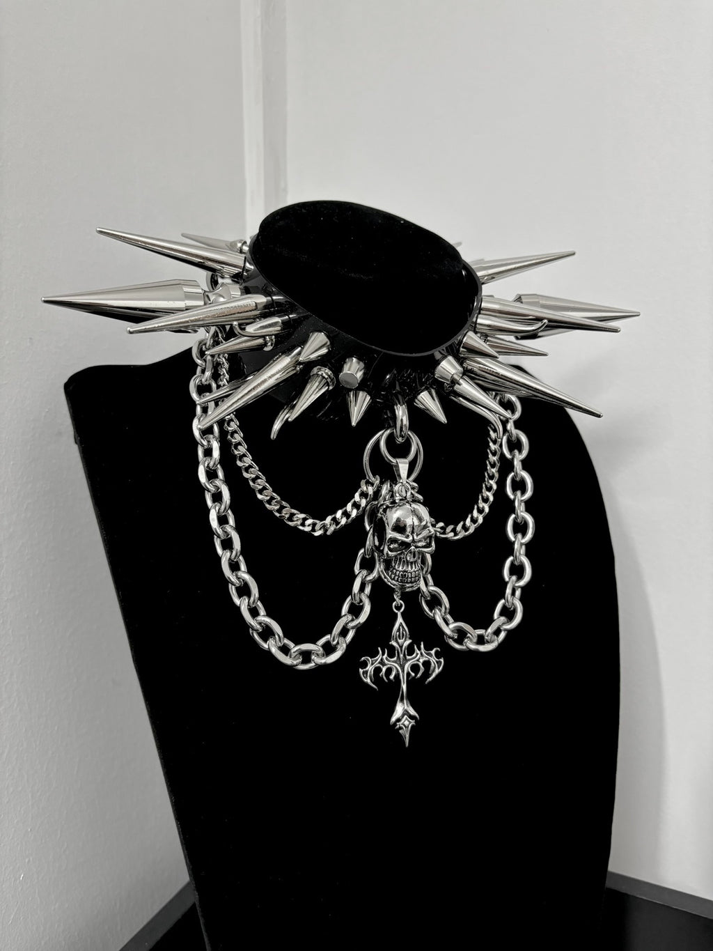 Collana girocollo oversize con borchie "Invader" originale fatta a mano in stile gotico punk black metal rock visual kei | Regalo di moda per festival alternativi