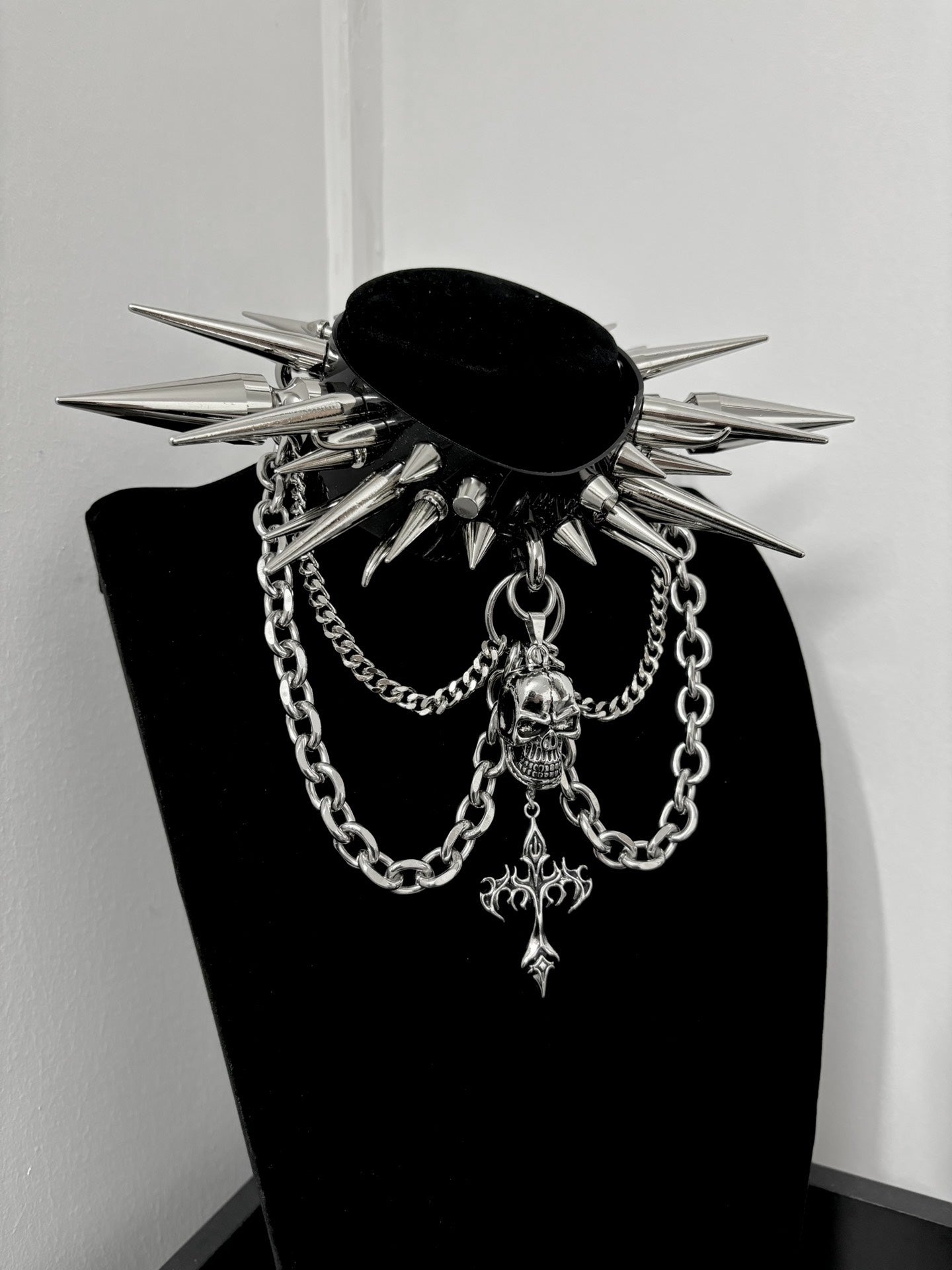 Collana girocollo oversize con borchie "Invader" originale fatta a mano in stile gotico punk black metal rock visual kei | Regalo di moda per festival alternativi