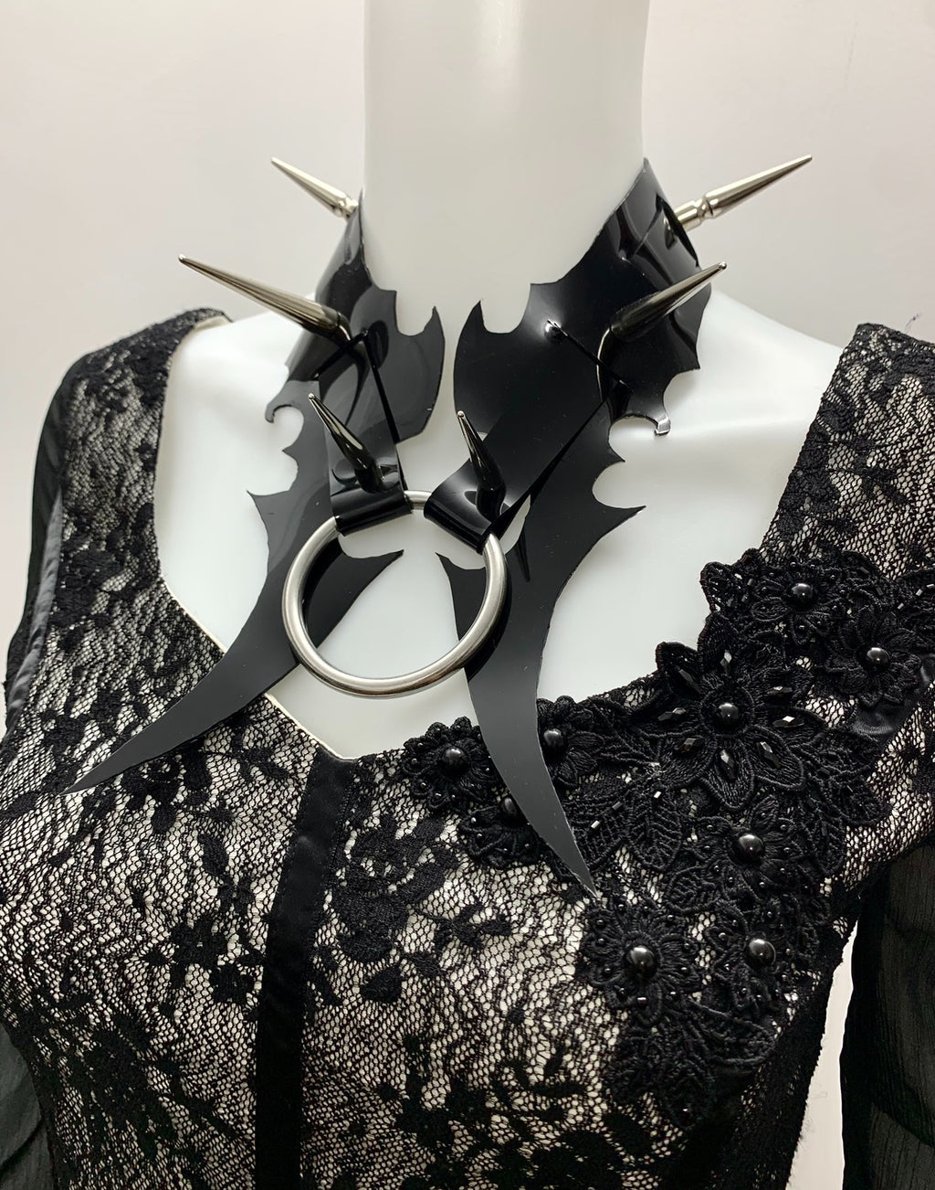 Collana girocollo con borchie "Parasite" originale fatta a mano, ispirata agli alieni, in stile gotico punk dark metal | Accessorio alternativo futuristico