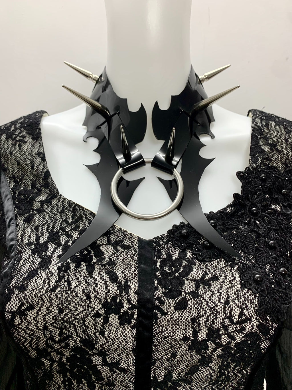 Collana girocollo con borchie "Parasite" originale fatta a mano, ispirata agli alieni, in stile gotico punk dark metal | Accessorio alternativo futuristico