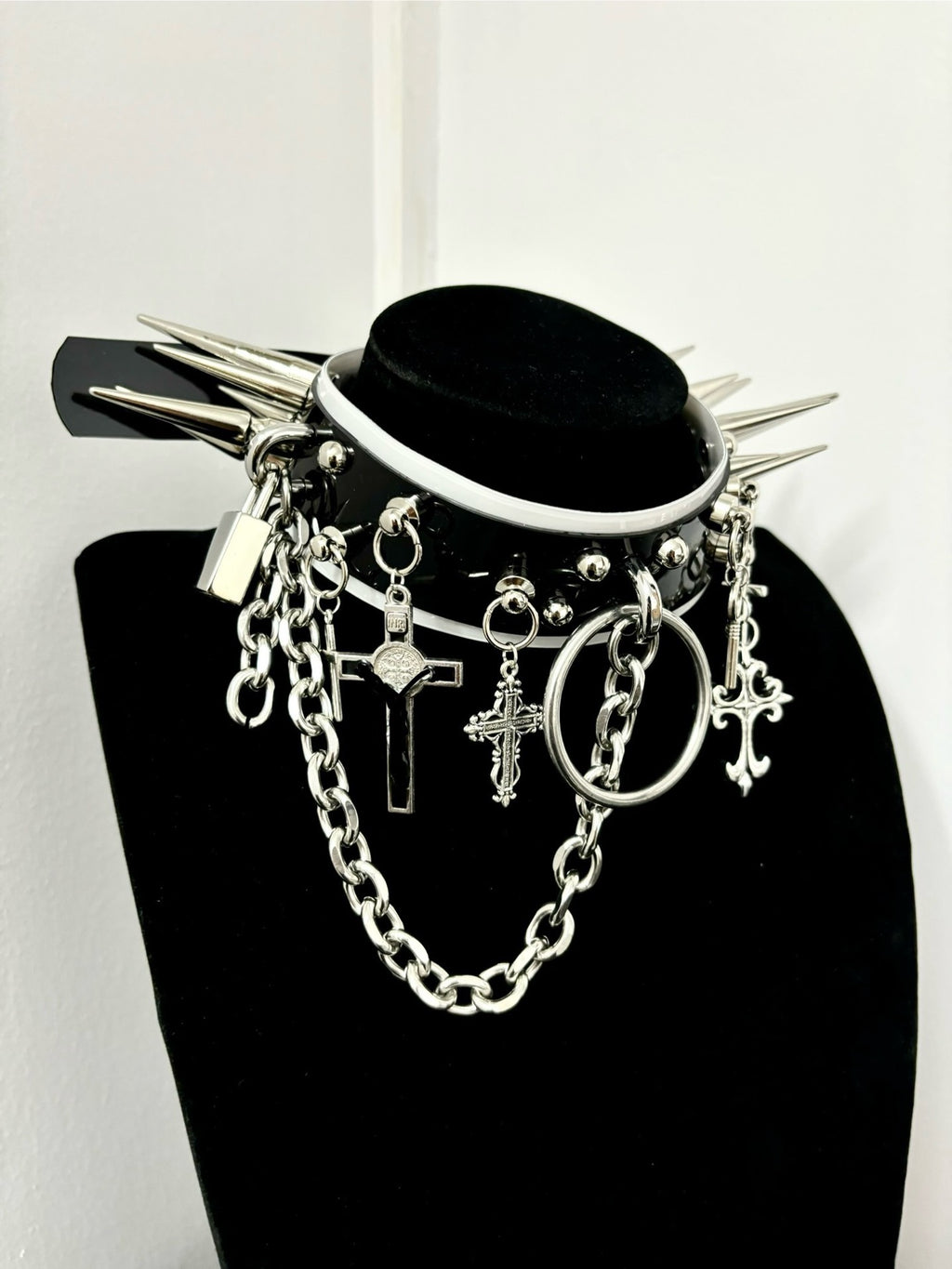 Collana girocollo con borchie in metallo pesante punk gotico "Lock Moth" fatta a mano | Collana importante per festival