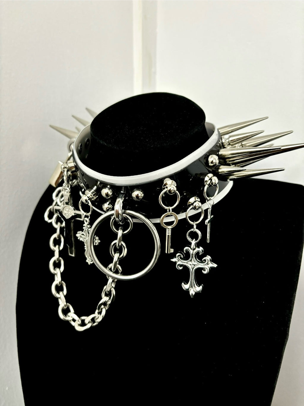 Collana girocollo con borchie in metallo pesante punk gotico "Lock Moth" fatta a mano | Collana importante per festival
