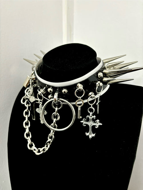 Collana girocollo con borchie in metallo pesante punk gotico "Lock Moth" fatta a mano | Collana importante per festival