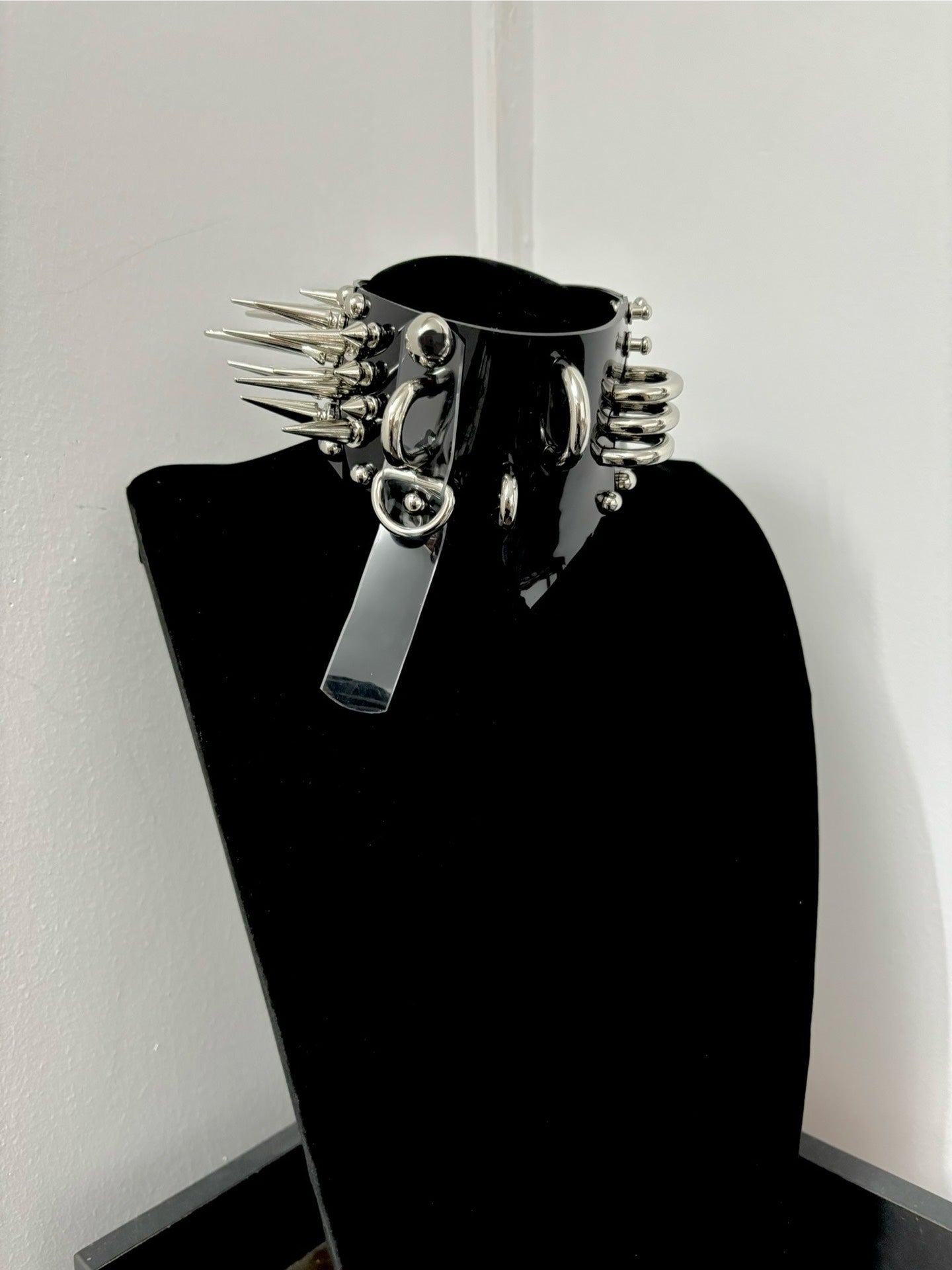 Collana girocollo in stile gotico punk "Altered Flesh" con borchie in metallo | Collana statement Alt Subculture