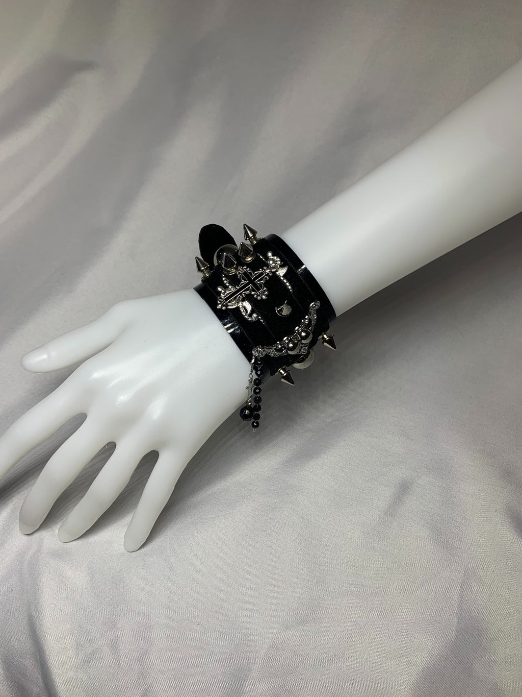 Braccialetto in pelle verniciata "Shackles" fatto a mano in stile punk rock gotico heavy metal