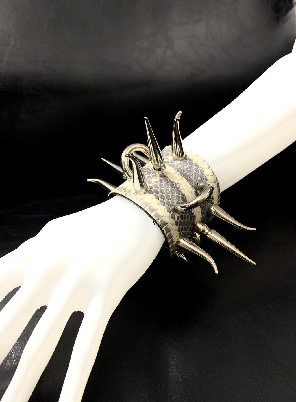 【Serpent Lance】Collana, bracciale, polsino per braccio, polsino per gamba, accessorio choker in pelle di serpente darkwear gotico punk fatto a mano