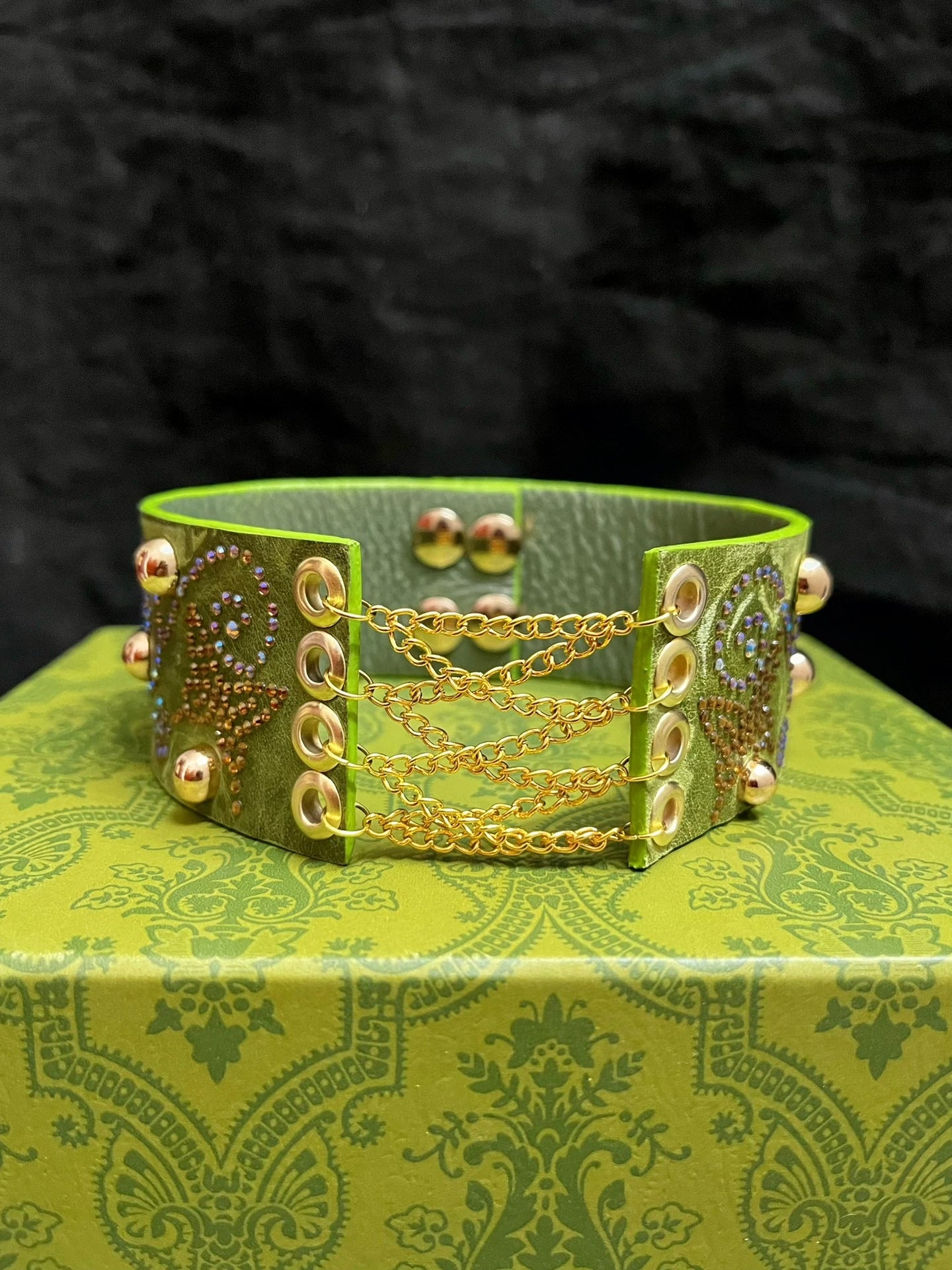 Choker in pelle gotica tribale con borchie – Stile punk Dark Forest