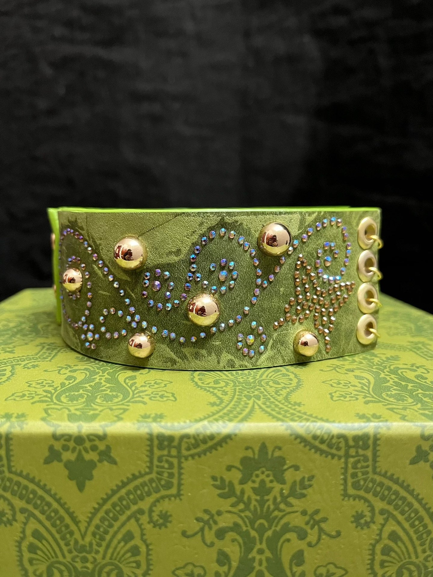 Choker in pelle gotica tribale con borchie – Stile punk Dark Forest