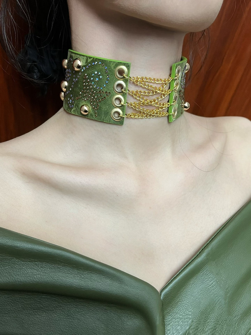 Choker in pelle gotica tribale con borchie – Stile punk Dark Forest