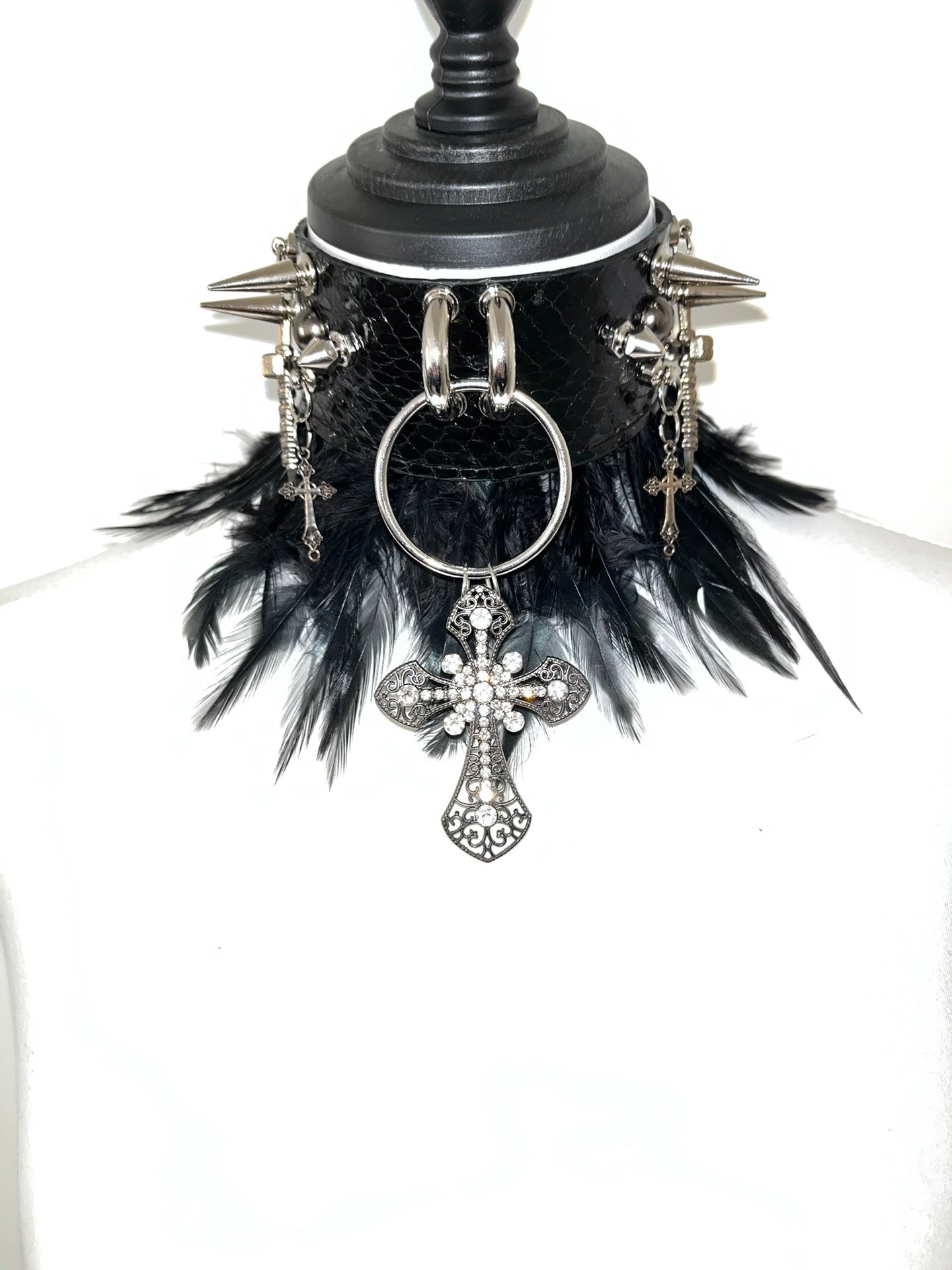 Yuhe Rock Gothic Visual Punk Snake Skin Feather Rivet Metal Choker Necklace