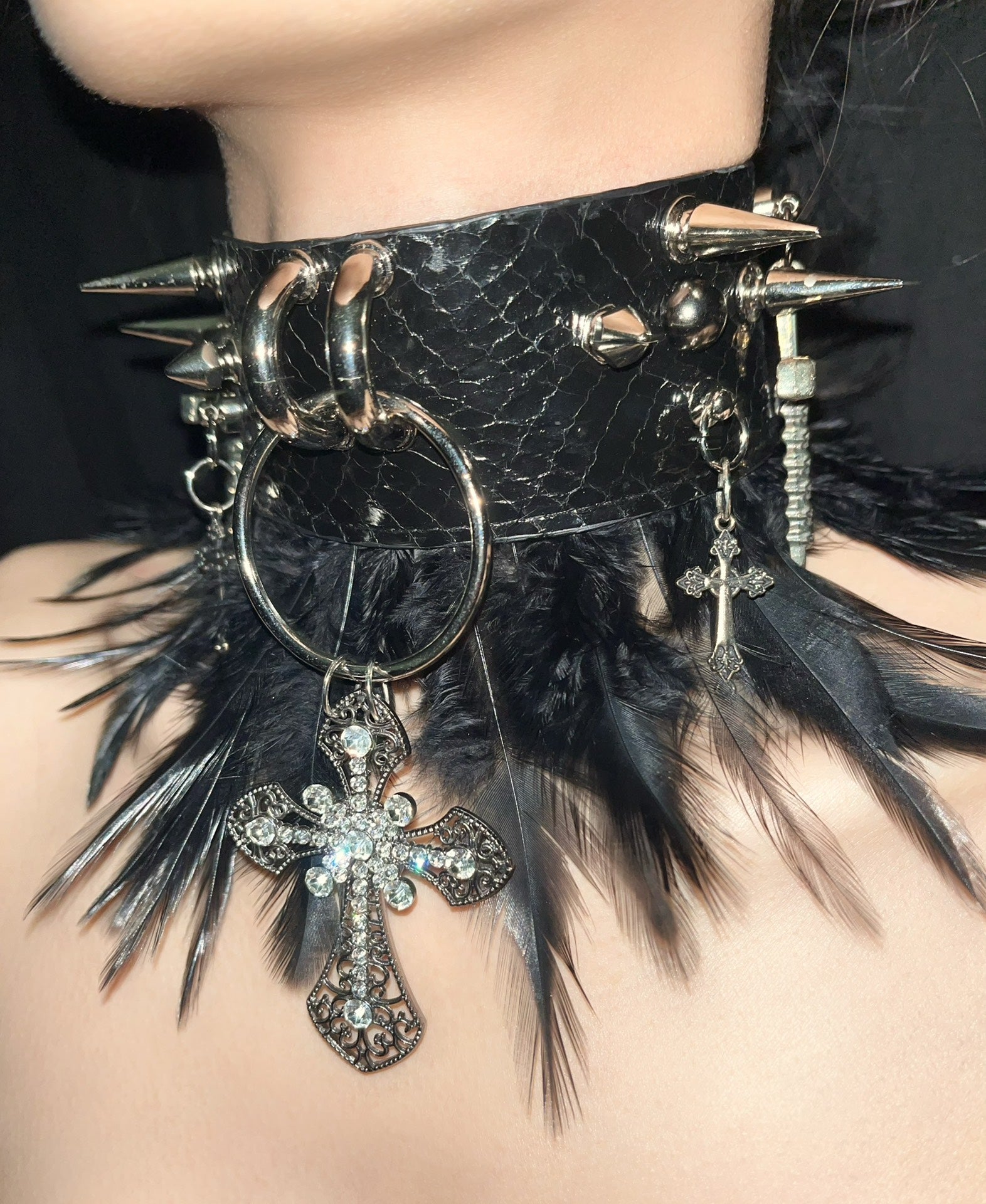 Yuhe Rock Gothic Visual Punk Snake Skin Feather Rivet Metal Choker Necklace