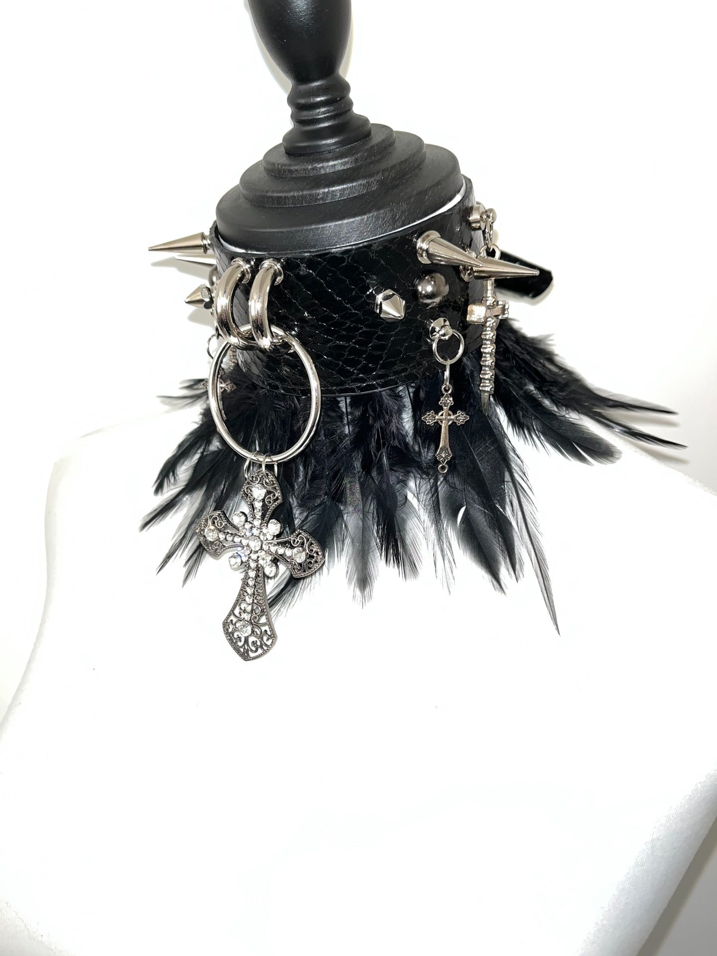 Yuhe Rock Gothic Visual Punk Snake Skin Feather Rivet Metal Choker Necklace