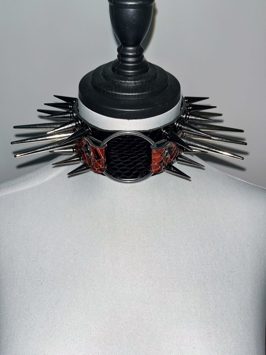 Rock Gothic Punk Snake Skin Patchwork Studded Metal Choker Necklace – Dark Industrial, Y2K Inspired