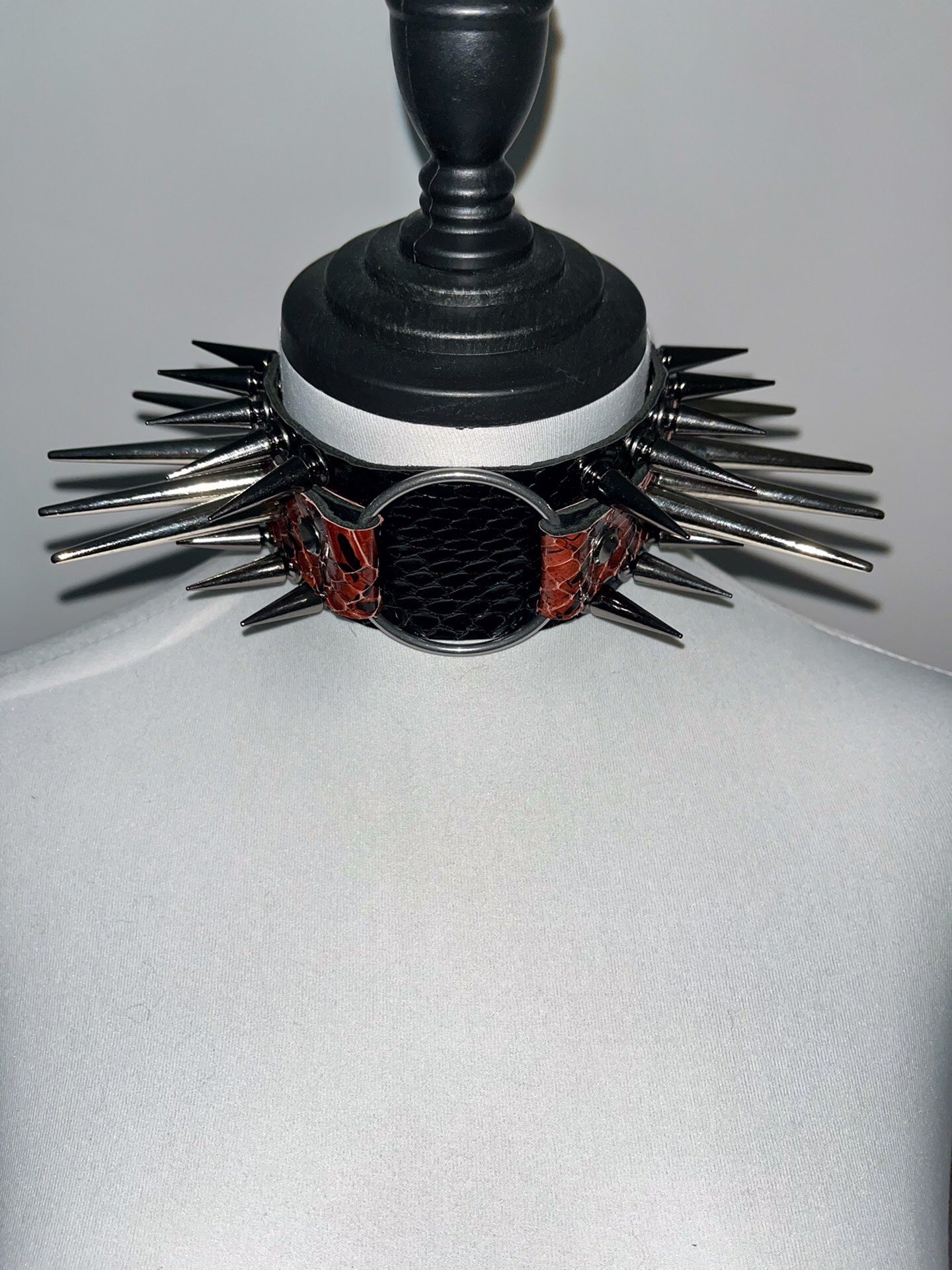 Rock Gothic Punk Snake Skin Patchwork Studded Metal Choker Necklace – Dark Industrial, Y2K Inspired