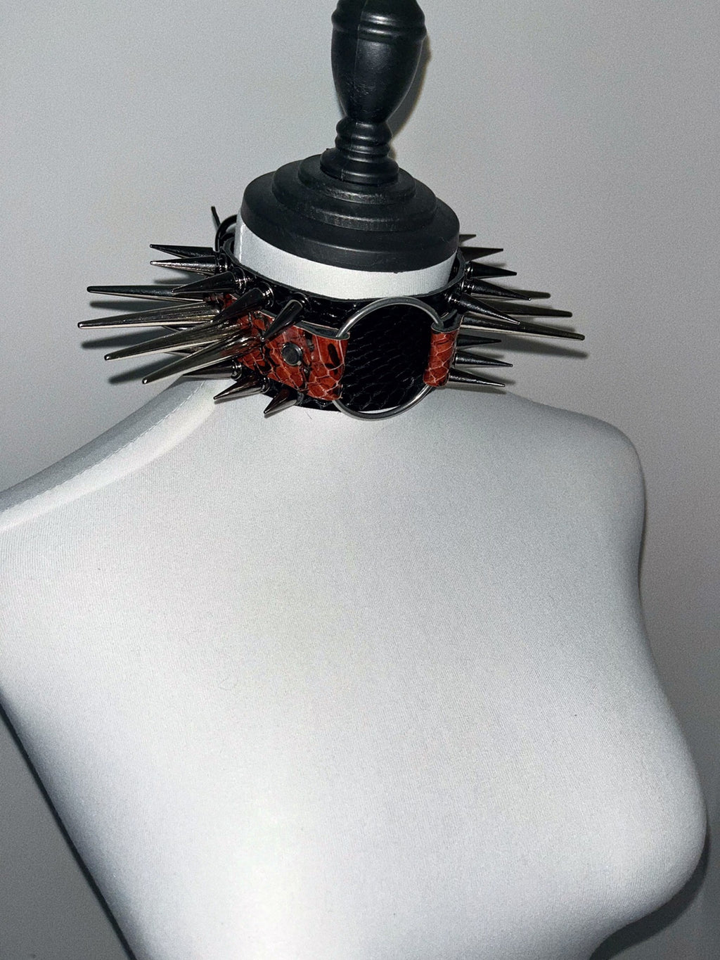 Rock Gothic Punk Snake Skin Patchwork Studded Metal Choker Necklace – Dark Industrial, Y2K Inspired