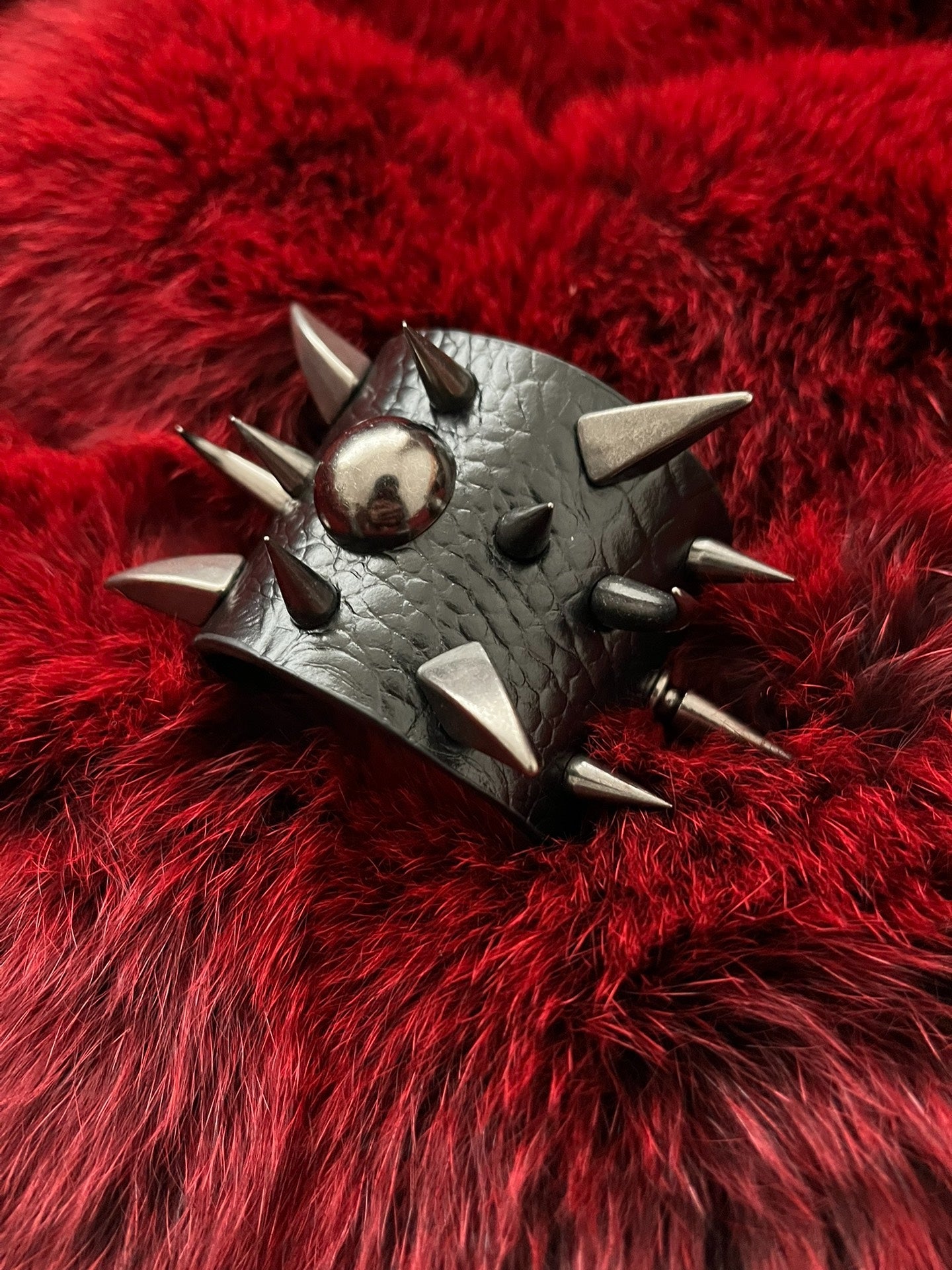 Rock Visual Gothic Punk Crocodile Leather Studded Metal Bracelet – Edgy, Heavy Metal Choker for Dark Fashion Lovers