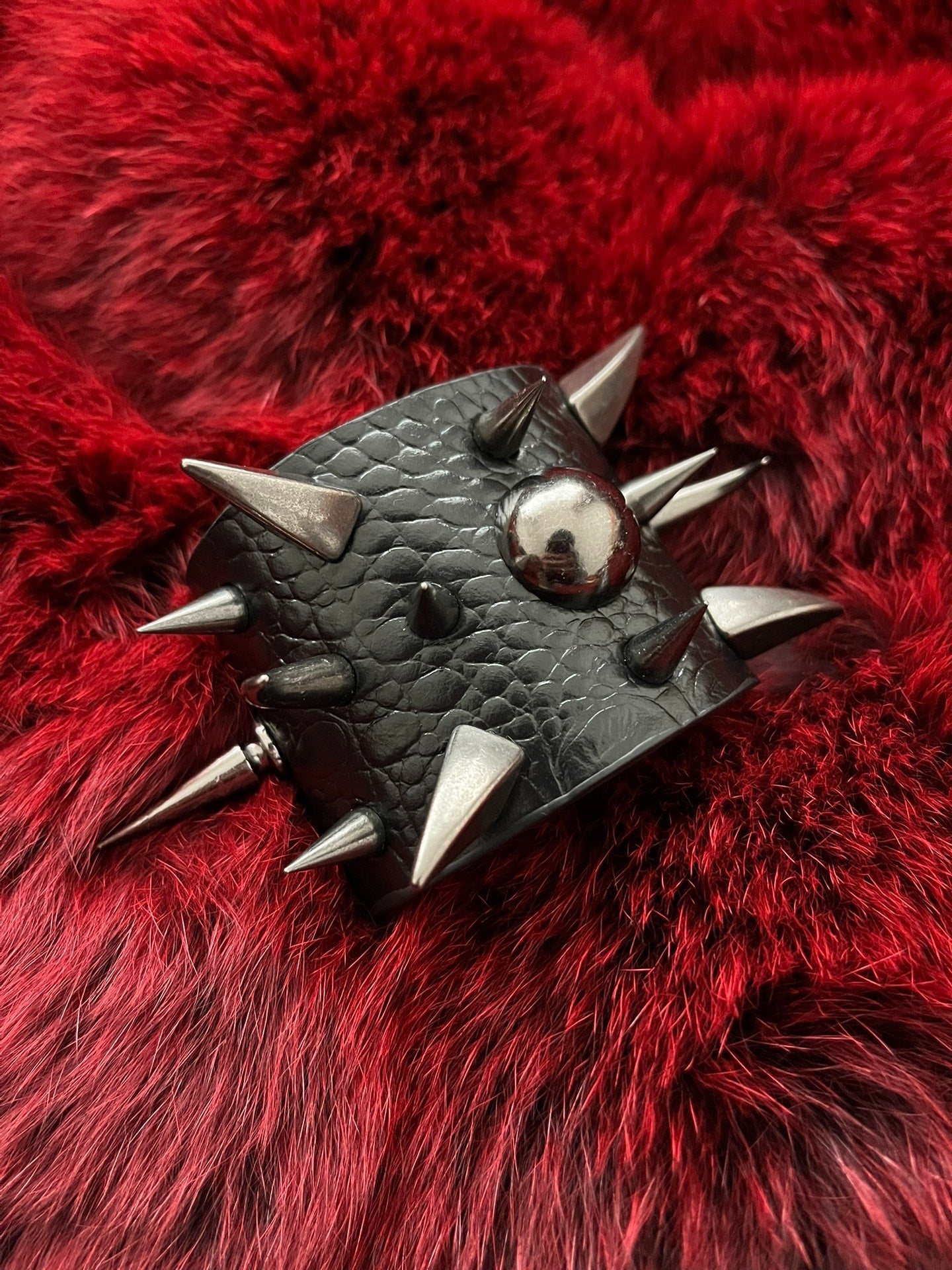 Rock Visual Gothic Punk Crocodile Leather Studded Metal Bracelet – Edgy, Heavy Metal Choker for Dark Fashion Lovers