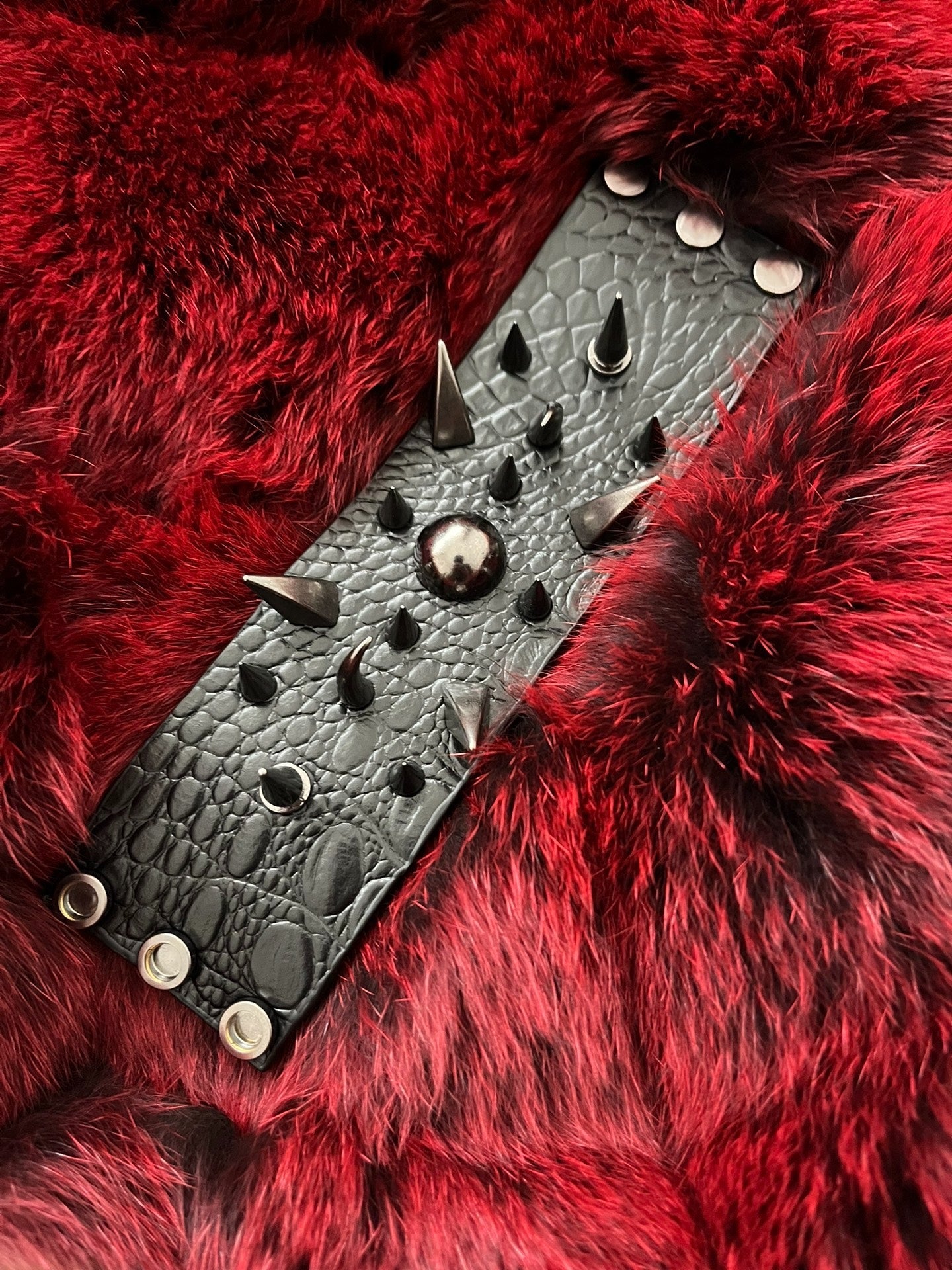 Rock Visual Gothic Punk Crocodile Leather Studded Metal Bracelet – Edgy, Heavy Metal Choker for Dark Fashion Lovers