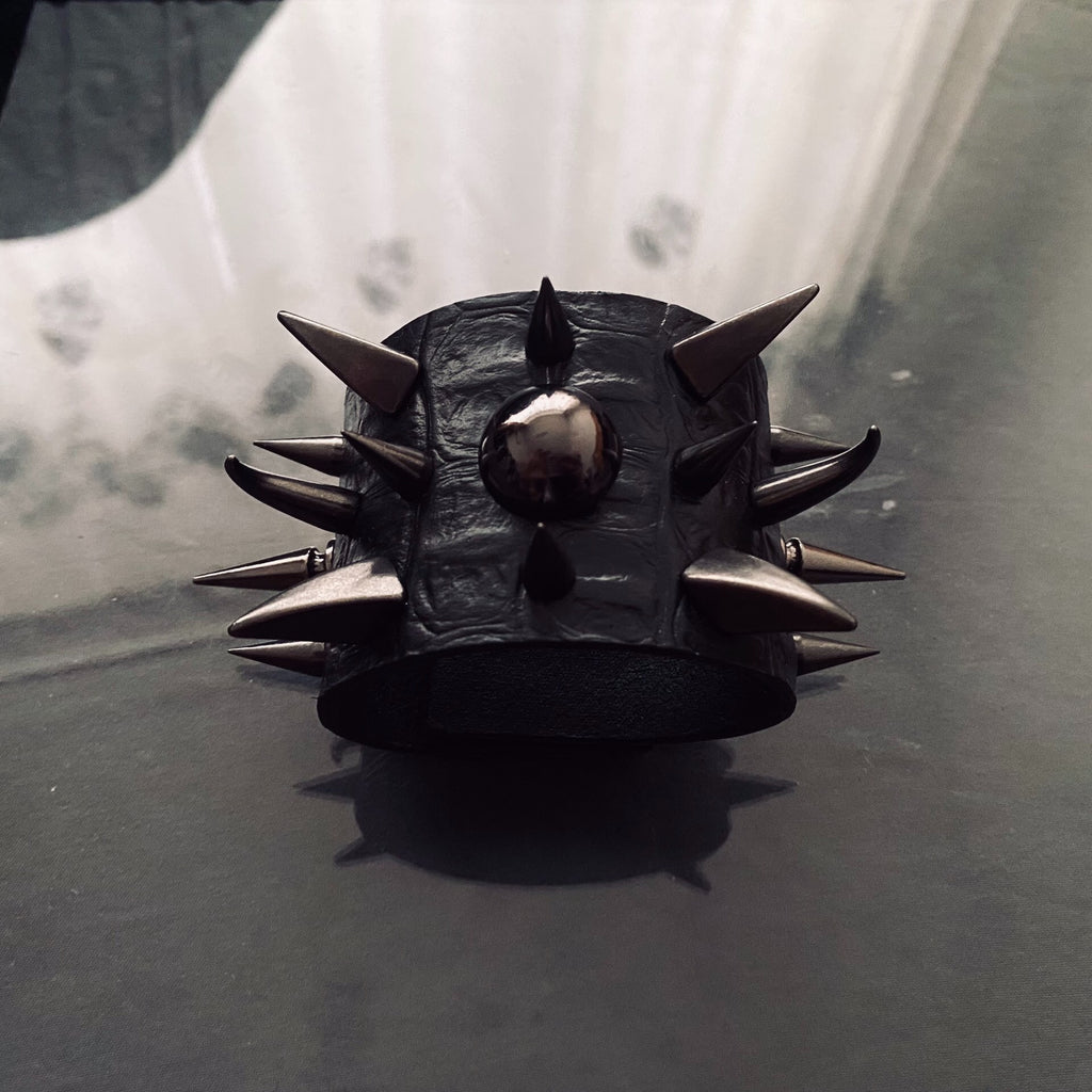 Rock Visual Gothic Punk Crocodile Leather Studded Metal Bracelet – Edgy, Heavy Metal Choker for Dark Fashion Lovers