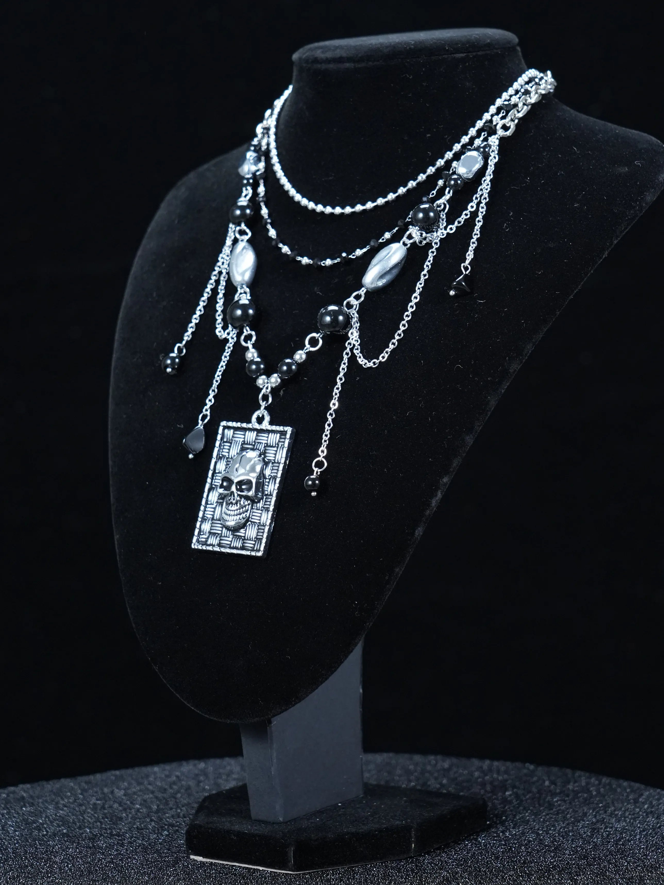 Y2K Gothic Layered Skull Pendant Necklace – Black & Silver Punk Beaded Chain Choker