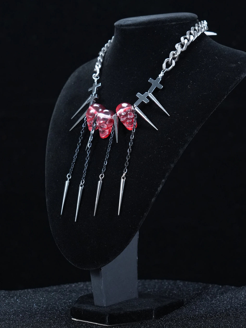 Collana con teschio rosso gotico Y2K con punte – Catena con ciondolo trasparente e punte in metallo