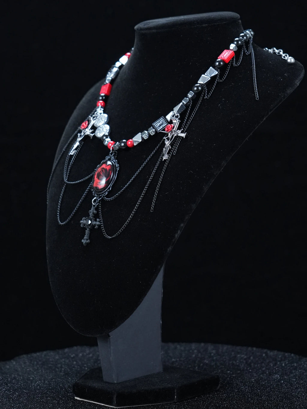 Collana con perline a croce gotica Y2K – Ciondolo a forma di rosa rossa con dettagli neri, rossi e argento