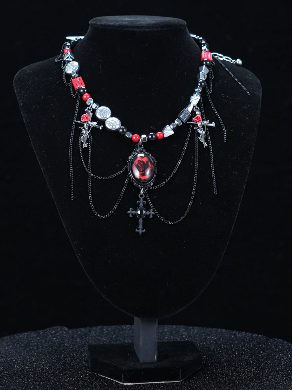 Collana con perline a croce gotica Y2K – Ciondolo a forma di rosa rossa con dettagli neri, rossi e argento