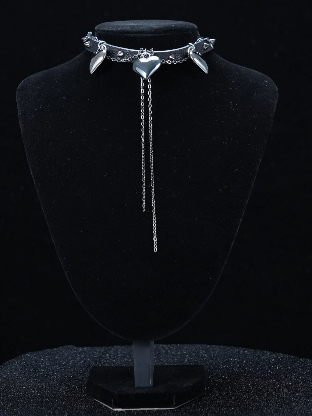 Choker a forma di cuore in pelle punk Y2K – Collare nero con borchie e nappe a catena pendenti