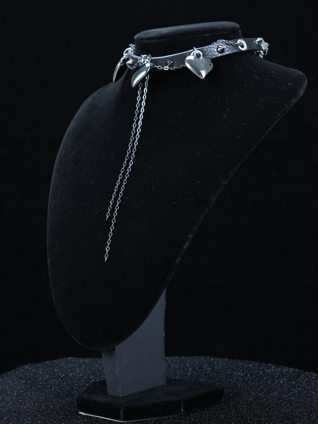 Choker a forma di cuore in pelle punk Y2K – Collare nero con borchie e nappe a catena pendenti