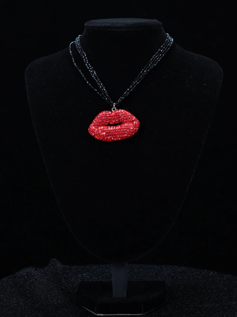 Collana Y2K Red Lips – Ciondolo a forma di labbro in cristallo con catene a strati di perline scure
