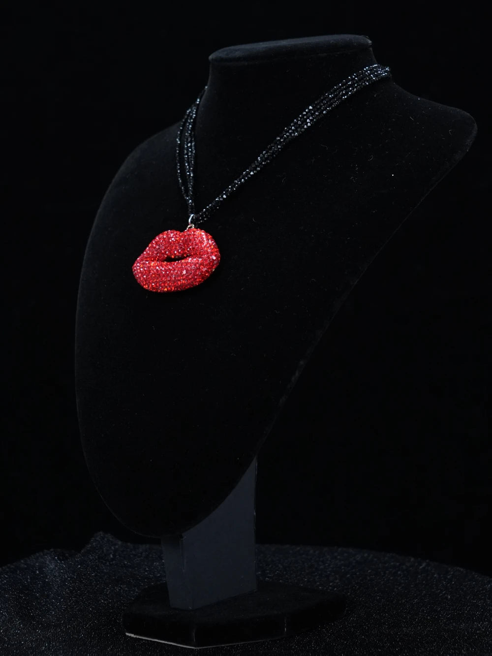 Collana Y2K Red Lips – Ciondolo a forma di labbro in cristallo con catene a strati di perline scure