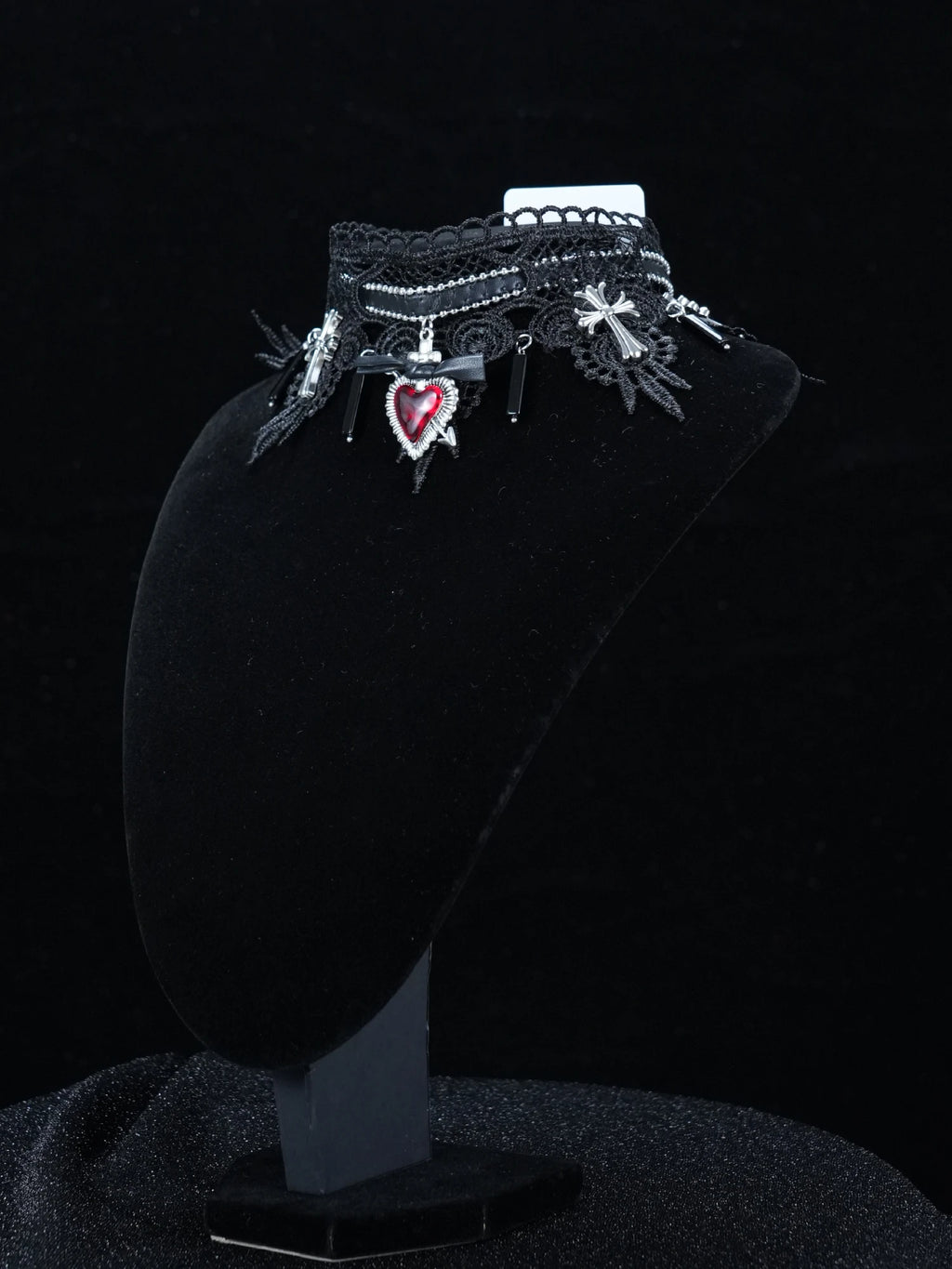 Choker in pizzo nero gotico Y2K – Ciondolo a forma di cuore rosso e ciondoli a croce