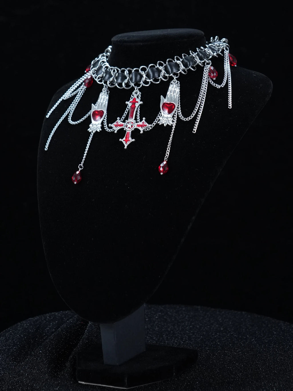 Collana in pelle e catena gotica Y2K – Choker con ciondolo a croce con gemma rossa