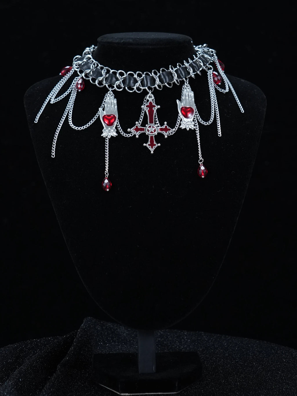 Collana in pelle e catena gotica Y2K – Choker con ciondolo a croce con gemma rossa