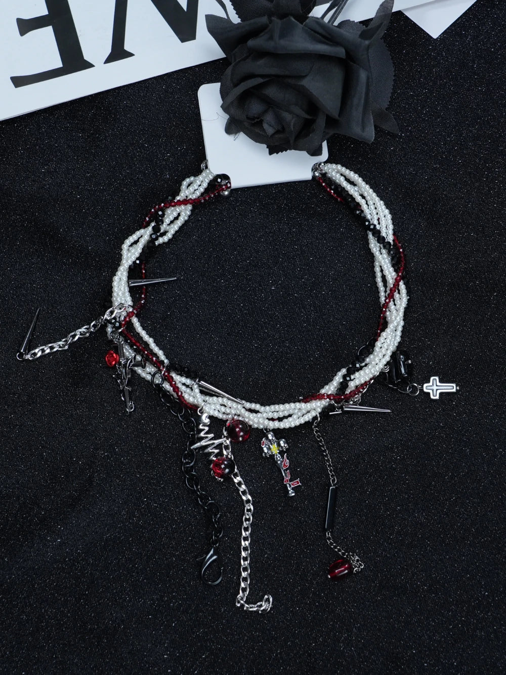 Collana gotica a strati con perline Y2K, punte, ciondoli a croce e accenti di gemme rosse